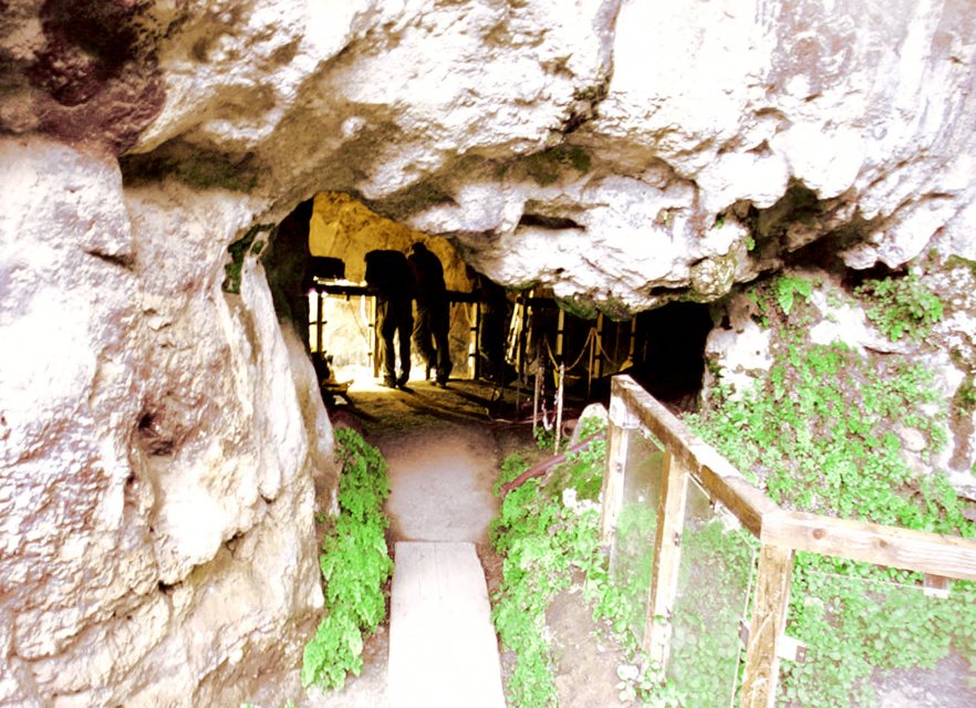 L'attuale stretto ingresso della grotta che porta all'ambiente interno