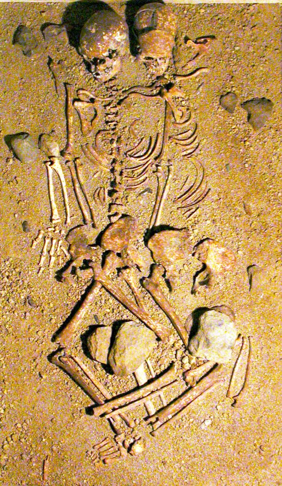 La sepoltura bisoma Romito 5-6, ricostruita e musealizzata dopo lo scavo Preziosi