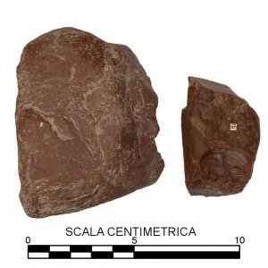 Manufatto in diaspro (a destra) e campione geologico (a sinistra)