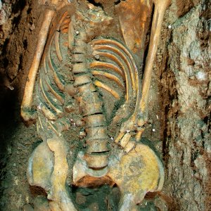 La sepoltura Romito 8 in fase di scavo (2002)