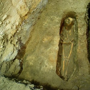 La sepoltura Romito 8 in fase di scavo (2002). A destra la fossa di Romito 7