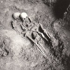 La sepoltura bisoma Romito 1-2 al momento della scoperta (1963)